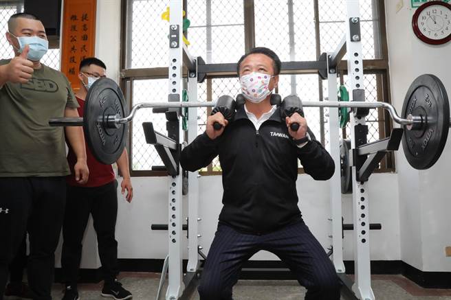 嘉义县长翁章梁试用健身器材。（嘉义县政府提供）