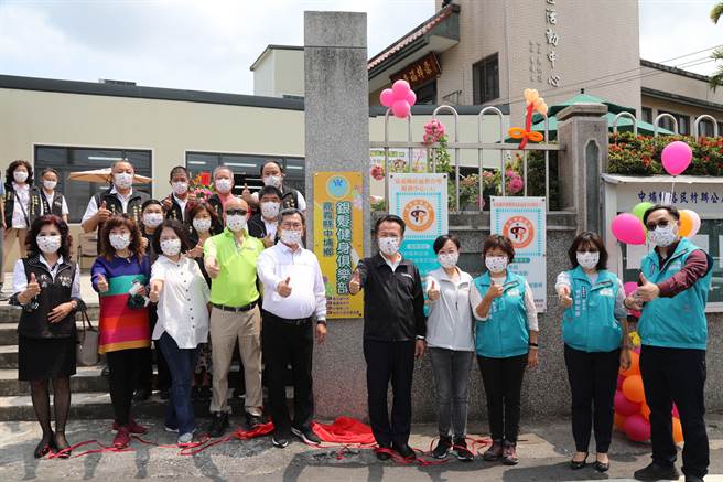 嘉义县中埔乡银髮健身俱乐部今天揭牌。（嘉义县政府提供）