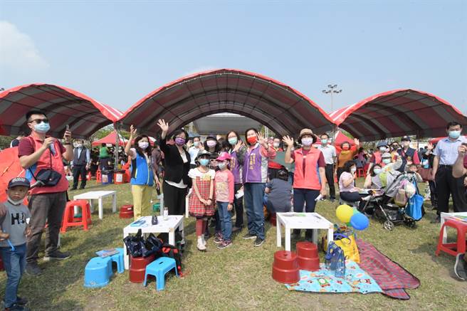 彰化縣政府在鹿港體育場舉辦親子童樂會活動，上百個親子家庭到場野餐同樂，提前歡慶兒童節。（謝瓊雲攝）