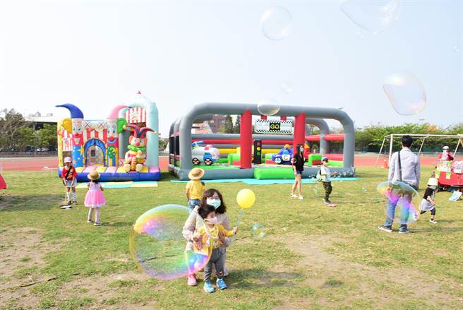 彰化縣政府28日在鹿港體育場舉辦親子童樂會活動，泡泡派對活動令大小朋友們為之瘋狂。（謝瓊雲攝）