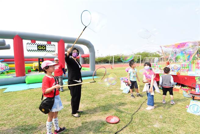 彰化縣政府28日在鹿港體育場舉辦親子童樂會活動，彰化縣長王惠美（中）也與小朋友們一起瘋玩泡泡。（謝瓊雲攝）