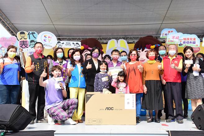 彰化縣政府在鹿港體育場舉辦親子童樂會活動，上百個親子家庭到場野餐同樂，提前歡慶兒童節。（謝瓊雲攝）