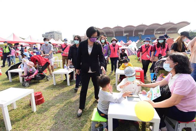 彰化縣「Kids寶貝親子童樂會」活動28日在鹿港登場，其中報名秒殺的親子畫桌共計100對親子參與，彰化縣長王惠美(中)一早也到場關心，小朋友們個個專注於畫桌上賣力塗鴉。（謝瓊雲攝）