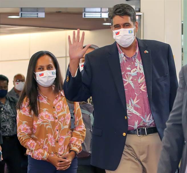 台帛旅游泡泡将于4月1日启动，帛琉总统惠恕仁（Surangel Whipps Jr.）28日下午率先带团抵台访问。（陈麒全摄）