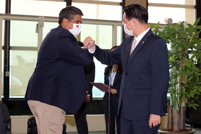 帛琉总统惠恕仁（Surangel Whipps Jr.）率团抵台访问，外交部长吴钊燮到场接机欢迎，两人因防疫以手肘互碰方式代替握手致意。（陈麒全摄）