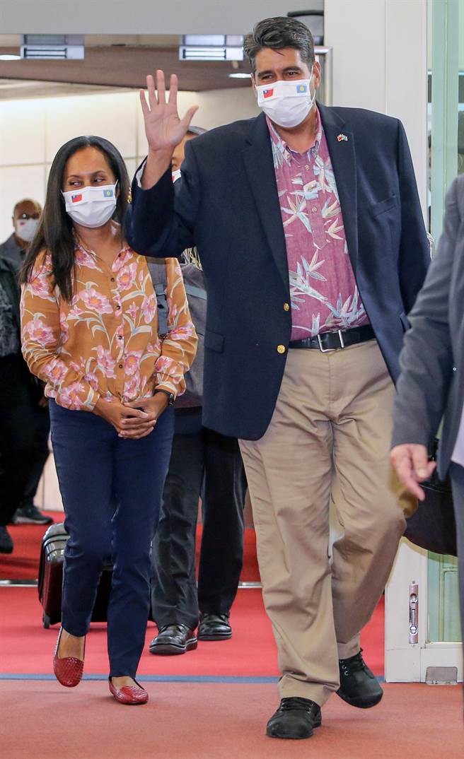 台帛旅游泡泡将于4月1日启动，帛琉总统惠恕仁（Surangel Whipps Jr.）28日下午率先带团抵台访问，由外交部长吴钊燮到场接机欢迎，两人因防疫以手肘互碰方式代替握手致意，随后惠恕仁也在机场发表简短演说。（陈麒全摄）