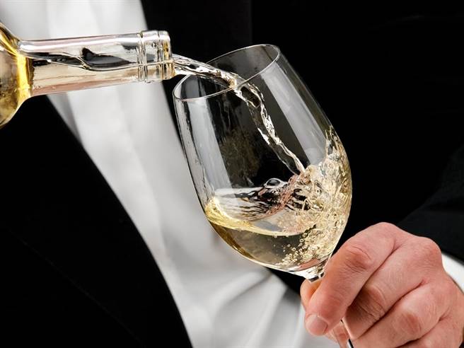 李姓男子饮酒史长达40年之久，算一算已经喝了上万斤白酒。（示意图／达志影像）