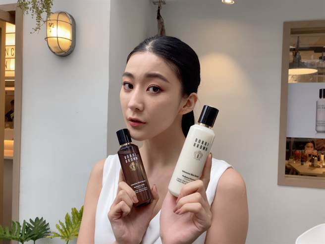 今年春季SAOBN、铂翡斯、欧舒丹、Bobbi Brown、伊丽莎白雅顿推出了身体和脸部的保养新品，图中为Bobbi Brown 虫草水、虫草乳。（邱映慈摄）