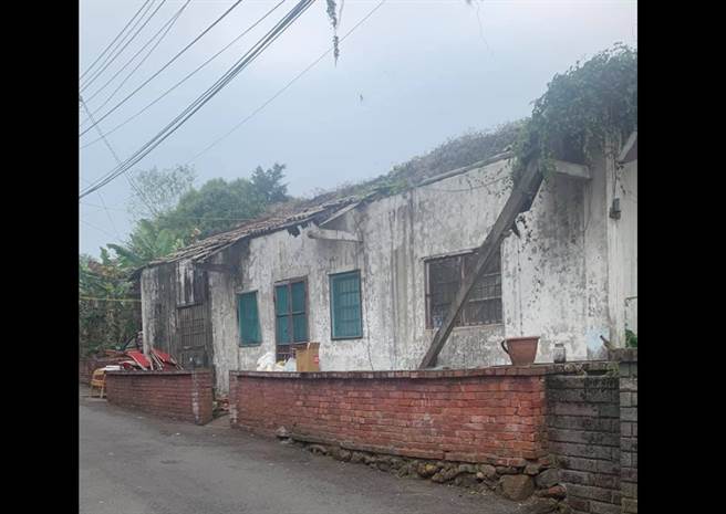 网友表示，事后她怎样都想不起来是去哪位同学家躲雨，只记得那栋房子后来变成废墟。(图/截自灵异公社脸书)