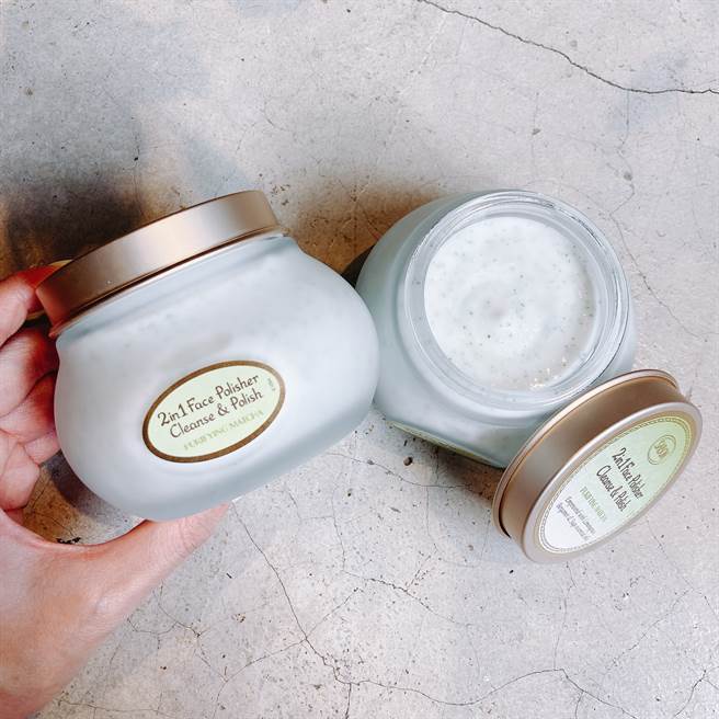 绿意丛林限量版脸部磨砂膏，添加抹茶萃取，抹茶萃取具有丰富抗氧化物、矿物质、维他命，让脸部肌肤净化与保养效果再升级。（邱映慈摄）