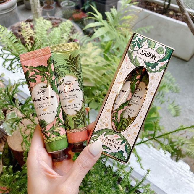 母亲节檔期推出的限定香氛保养礼盒，匯集人气护手霜、身体乳，全身散发绿意丛林独特的柔和优雅香气。（邱映慈摄）