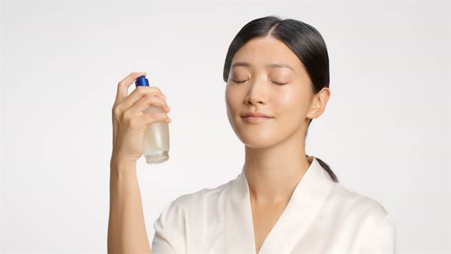 光萃肌活精华水使肌肤平滑细致无粗糙颗粒感，呈现水润、健康的肌肤。（图／品牌提供）