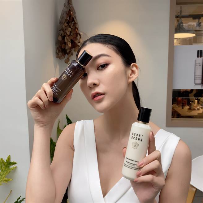 Bobbi Brown推出保养新品冬虫夏草精华亮肤露、冬虫夏草修护精华乳。（邱映慈摄）