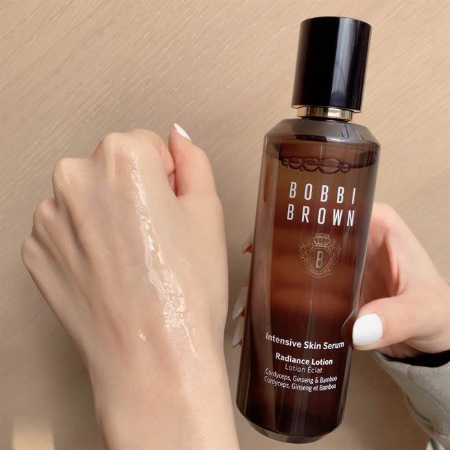 「虫草水」是一款媲美精华液的高机能化妆水，注入10倍冬虫夏草精华，新添加「人蔘精华」，增强皮肤弹性并提亮肌肤。（邱映慈摄）