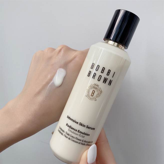 「虫草乳」使用三大顶级珍稀中药成分：冬虫夏草、人蔘、灵芝，促进肌肤修復，强化健康韧性，焕发光彩能量。（邱映慈摄）