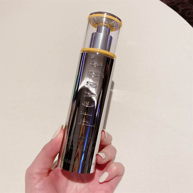 伊丽莎白雅顿 艾地苯高效橙灿精华2.0。（邱映慈摄）