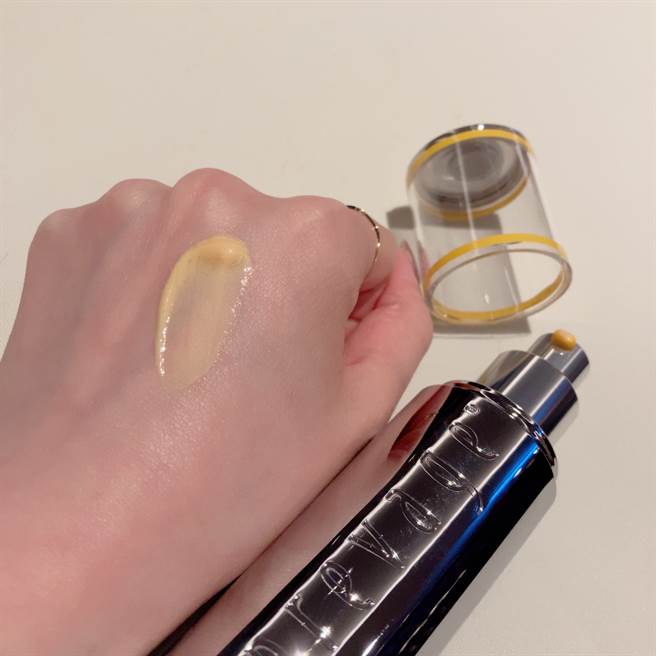 伊丽莎白雅顿艾地苯高效橙灿精华2.0特别适合有抗老、保溼需求的肌肤，能提供有感的滋润，持续使用让肌肤呈现紧致有光泽的状态。（邱映慈摄）