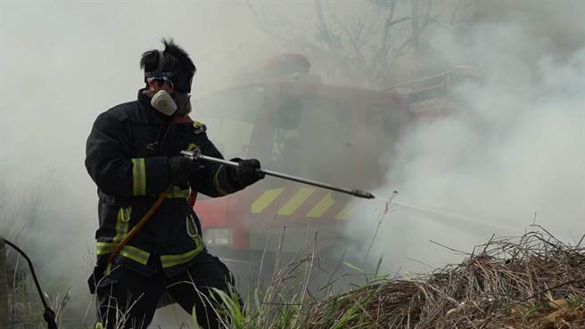 台中市消防局指出，近來頻頻傳公墓雜草火警，讓消防人員疲於奔命，尤其今年掃墓季節逢旱象未解除，滅火時水源不易到達。（台中市消防局提供／張妍溱台中傳真）