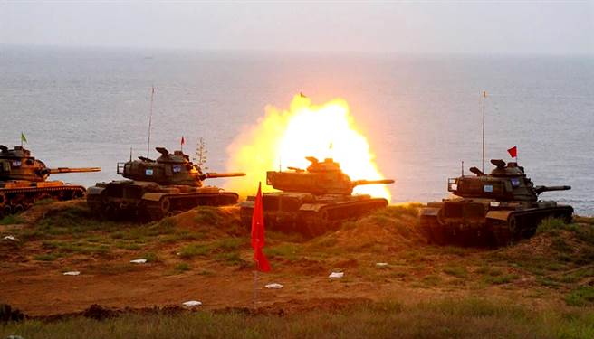 英国《金融时报》报导，美国官员透露，针对北京对台动作频频，华府担忧，北京可能走向新阶段，动念夺取台湾的控制权。图为2018年汉光演习澎湖防区战甲车演训资料照。（资料照／中央社）