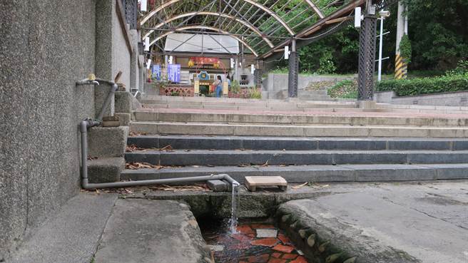 彰化市八卦山红毛井早年曾是许多在地居民的民生饮用水源，2015年因被验出大肠杆菌超标，专责管理的彰化艺术馆禁止民眾取水作饮用水，但增设洗衣道、打造小水塘供妇女取水洗衣。（谢琼云摄）