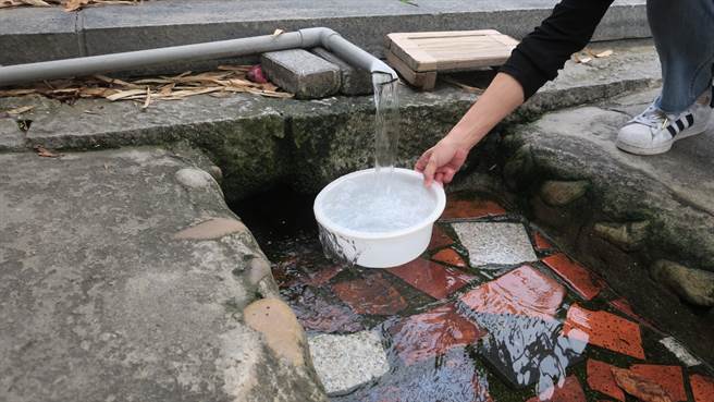 彰化市八卦山红毛井早年曾是许多在地居民的民生饮用水源，2015年因被验出大肠杆菌超标，专责管理的彰化艺术馆禁止民眾取水作饮用水，但增设洗衣道、打造小水塘供妇女取水洗衣。（谢琼云摄）