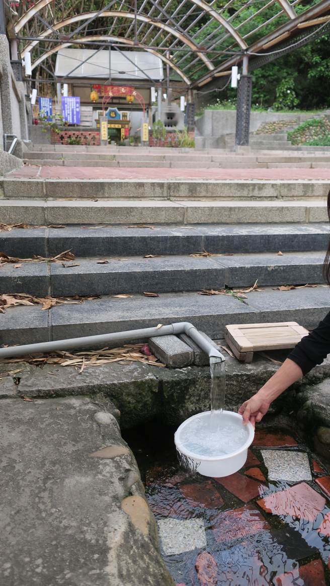 彰化市八卦山红毛井早年曾是许多在地居民的民生饮用水源，2015年因被验出大肠杆菌超标，专责管理的彰化艺术馆禁止民眾取水作饮用水，但增设洗衣道、打造小水塘供妇女取水洗衣。（谢琼云摄）