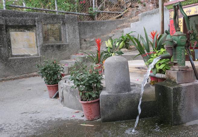 彰化市八卦山红毛井已有数百年歷史，被列入彰化县歷史古蹟，古井与中山里福德祠并存，水井旁有处手压井帮浦，因安全与卫生因素已加盖，加装抽水马达与水塔储水。（谢琼云摄）