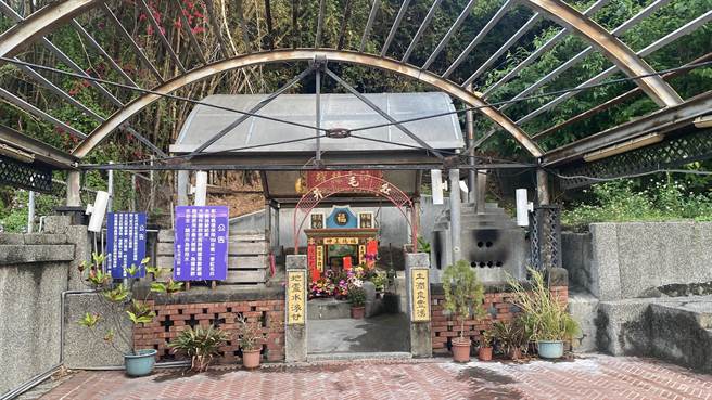 彰化市八卦山红毛井早年曾是许多在地居民的民生饮用水源，2015年因被验出大肠杆菌超标，专责管理的彰化艺术馆禁止民眾取水作饮用水，但增设洗衣道、打造小水塘供妇女取水洗衣。（谢琼云摄）