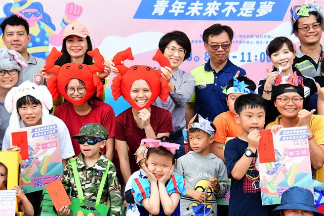 台東青年文化觀察團舉辦「創意走趣比一比」， 200位親子及青少年打扮成各種動漫人物，比創意，也比熱情。