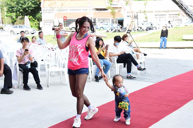台東青年文化觀察團舉辦「創意走趣比一比」， 200位親子及青少年打扮成各種動漫人物，比創意，也比熱情。