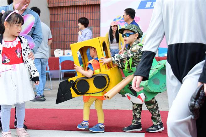 台東青年文化觀察團舉辦「創意走趣比一比」， 200位親子及青少年打扮成各種動漫人物，比創意，也比熱情。