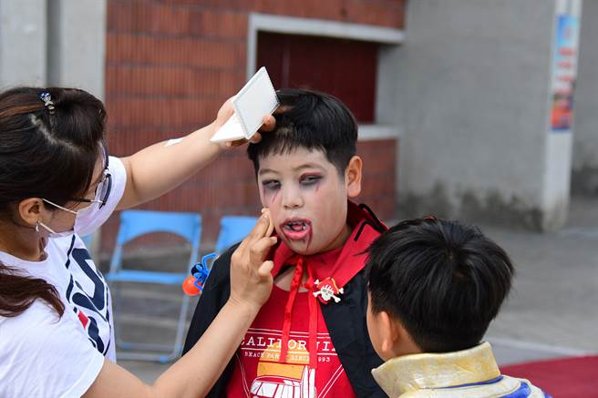 台東青年文化觀察團舉辦「創意走趣比一比」， 200位親子及青少年打扮成各種動漫人物，比創意，也比熱情。