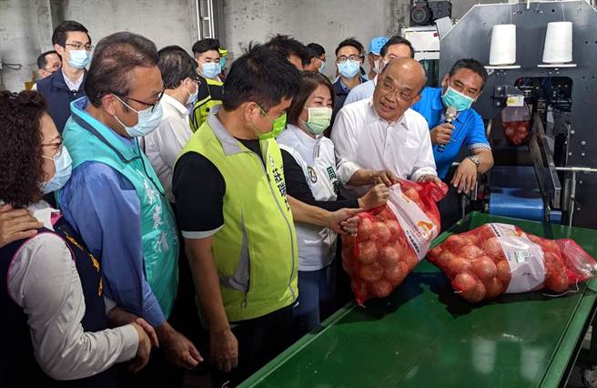 行政院長蘇貞昌（右二）28日到屏東視察洋蔥病害情形及冷鏈倉儲設備。（潘建志攝）