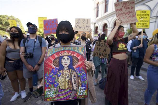 加州洛杉矶亚裔包括日本、菲律宾等民眾，发起游行抗议仇恨亚裔犯罪。（美联社）