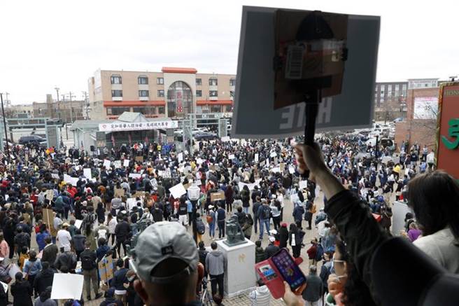 芝加哥中国城亚裔人士发起示威，抗议对亚裔的歧视犯罪。（美联社）