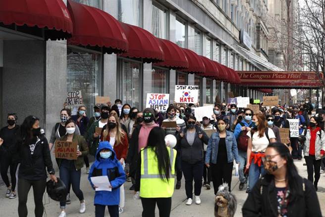 27日在芝加哥的反亚裔歧视游行，其中有韩国国旗。（美联社）