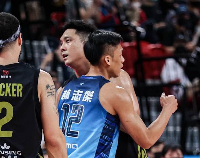 田壘28日最後一次俠獸對決賽前跟林志傑擁抱。(富邦勇士提供)