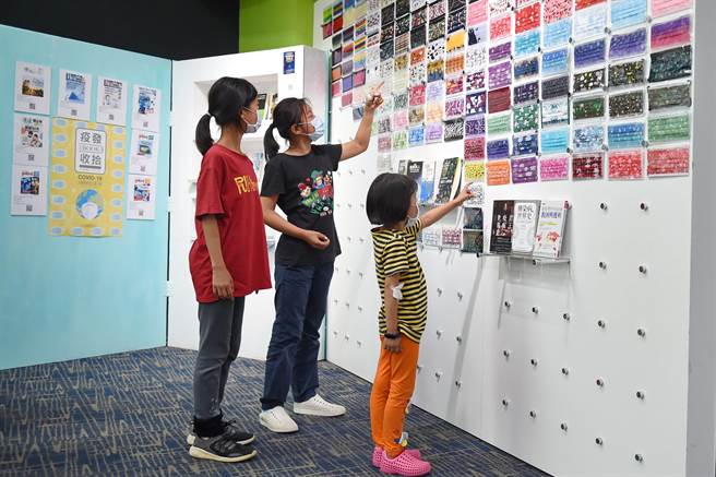 静宜大学展出超过700款图案的口罩，不仅吸引师生目光，也让大家思考，后疫情时代人文与社会的转变。（陈世宗摄）