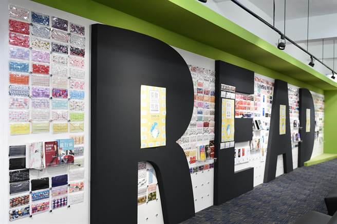 静宜「防疫主题展」提供读者深入瞭解传染病史、COVID-19相关报导、疾病预防、后疫情时代经济发展的衝击，及如何调适身心灵的好方法等。（陈世宗摄）