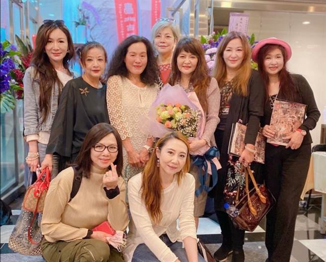 程秀瑛（右三）辦個人拍賣會，好友們熱情相挺。（程秀瑛工作室提供）