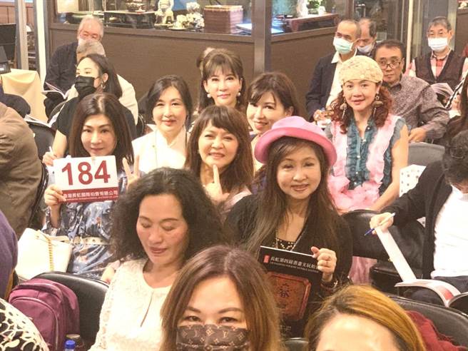 程秀瑛（右三）辦個人拍賣會，好友們熱情相挺。（程秀瑛工作室提供）