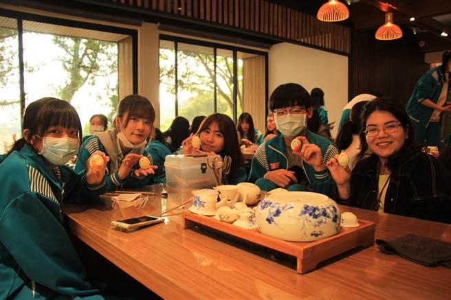 新北巿石碇高中向教育部國教署申請「大手牽小手-我國高中生與大專院校外籍生交流計畫」，26日和6位來自南美的巴拉圭共和國大學生合繪彩蛋活動。（教育部提供）