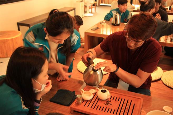 新北巿石碇高中向教育部國教署申請「大手牽小手-我國高中生與大專院校外籍生交流計畫」，26日和6位來自南美的巴拉圭共和國大學生合繪彩蛋活動。（教育部提供）