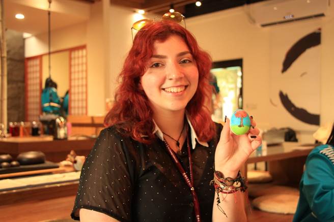 新北巿石碇高中向教育部國教署申請「大手牽小手-我國高中生與大專院校外籍生交流計畫」，26日和6位來自南美的巴拉圭共和國大學生合繪彩蛋活動。（教育部提供）