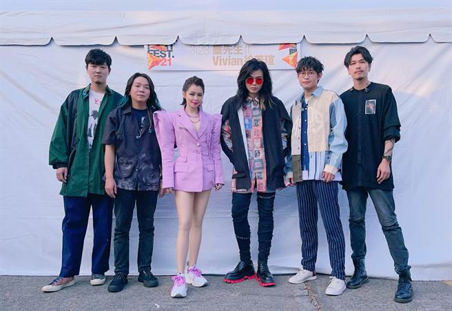 麋先生和徐若瑄在大港开唱舞台合作。图／相信音乐提供