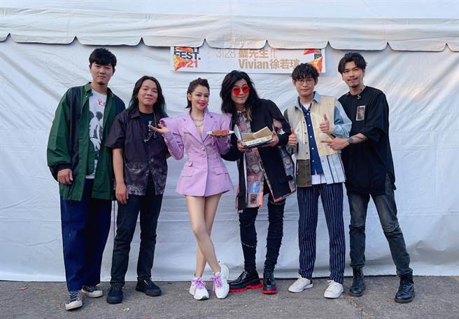 麋先生送上米糕和虾卷尽地主之谊。图／相信音乐提供