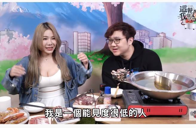 泥泥学姊零修图真面目曝光。(取自黑羽YouTube)