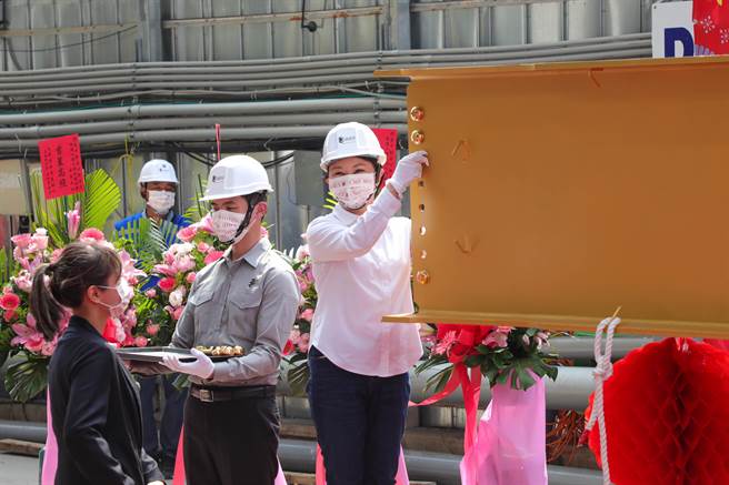 台中市长卢秀燕28日出席台中勤美洲际酒店新建工程上梁典礼，强调「台中观光事业正在蓬勃发展」。（卢金足摄）