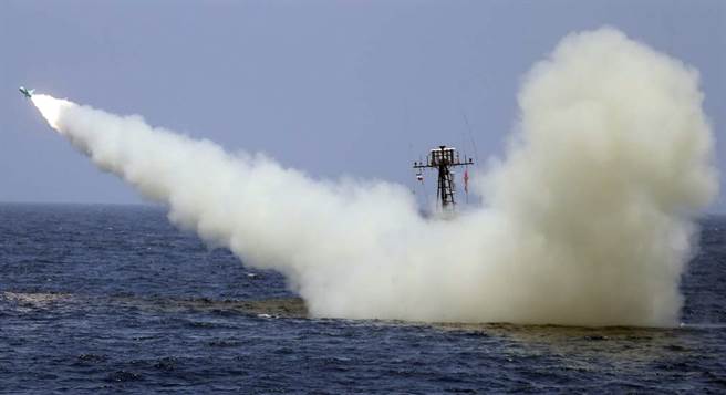 伊朗戰艦2020年6月在阿曼灣和北印度洋的海上演習中發射飛彈。（美聯社）