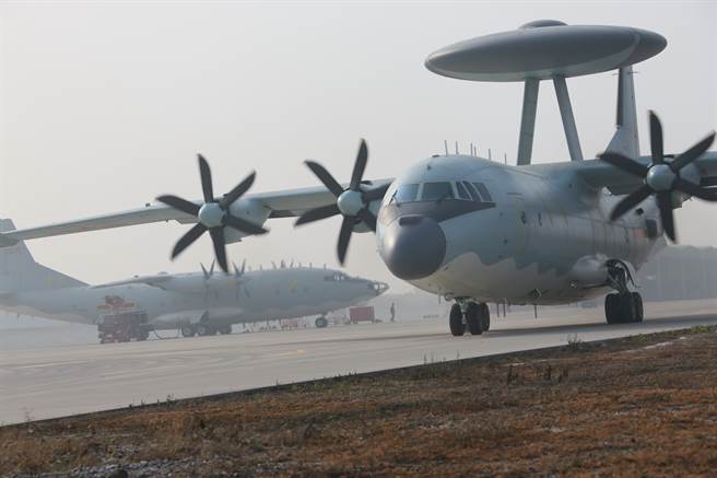 空警-500空中预警机搭配歼-10战机，进行行多机种战术编队飞行的战场管理，展示大规模机群的战术能力。（图／网路）